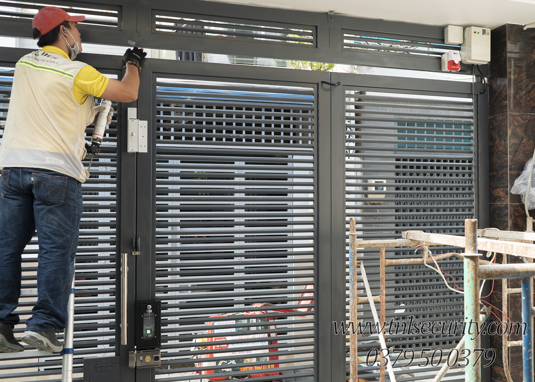 lap-dat-khoa-cua-van-tay-cho-cua-sat-tai-quan-9